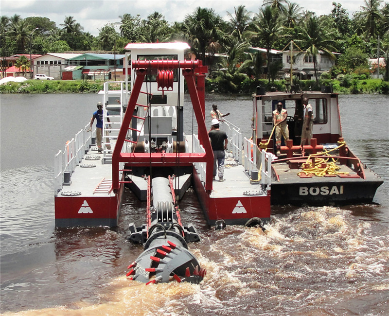 De JMD350 cutterzuiger is bezig met het ontzanden voor een waterkrachtcentrale in Guyana.